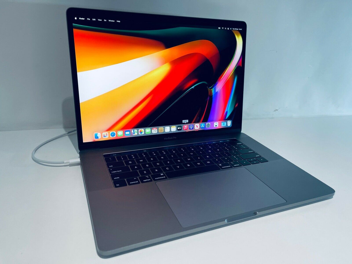 Apple MacBook Pro Retina 15" 2019 Touch Bar i7 6-Core 2.6Ghz 16GB 2TB SSD