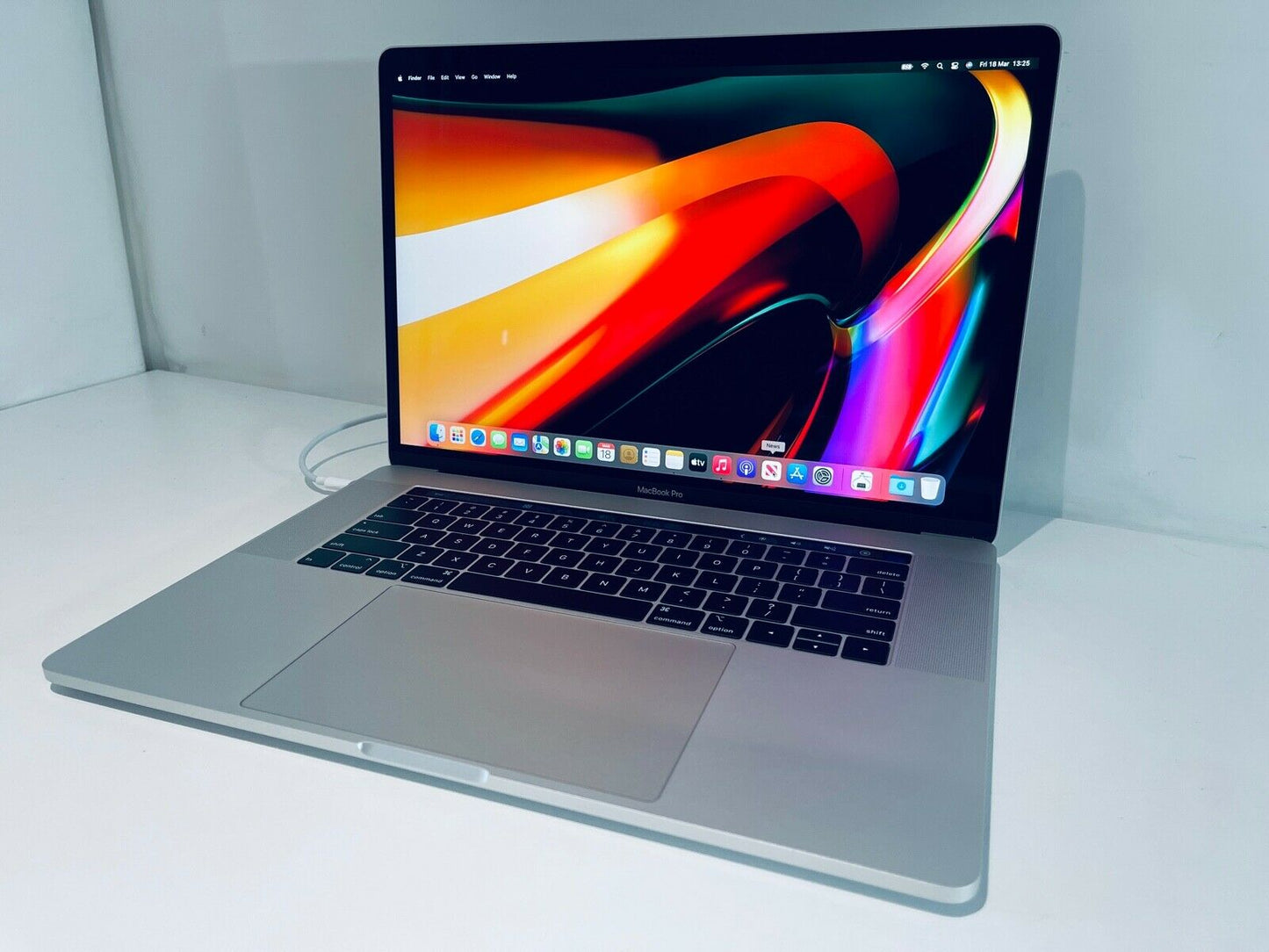Apple MacBook Pro 15" 2018 Touch Bar ID i9 6-Core 2.9Ghz 32GB 2TB SSD, AMD Radeon Vega 20