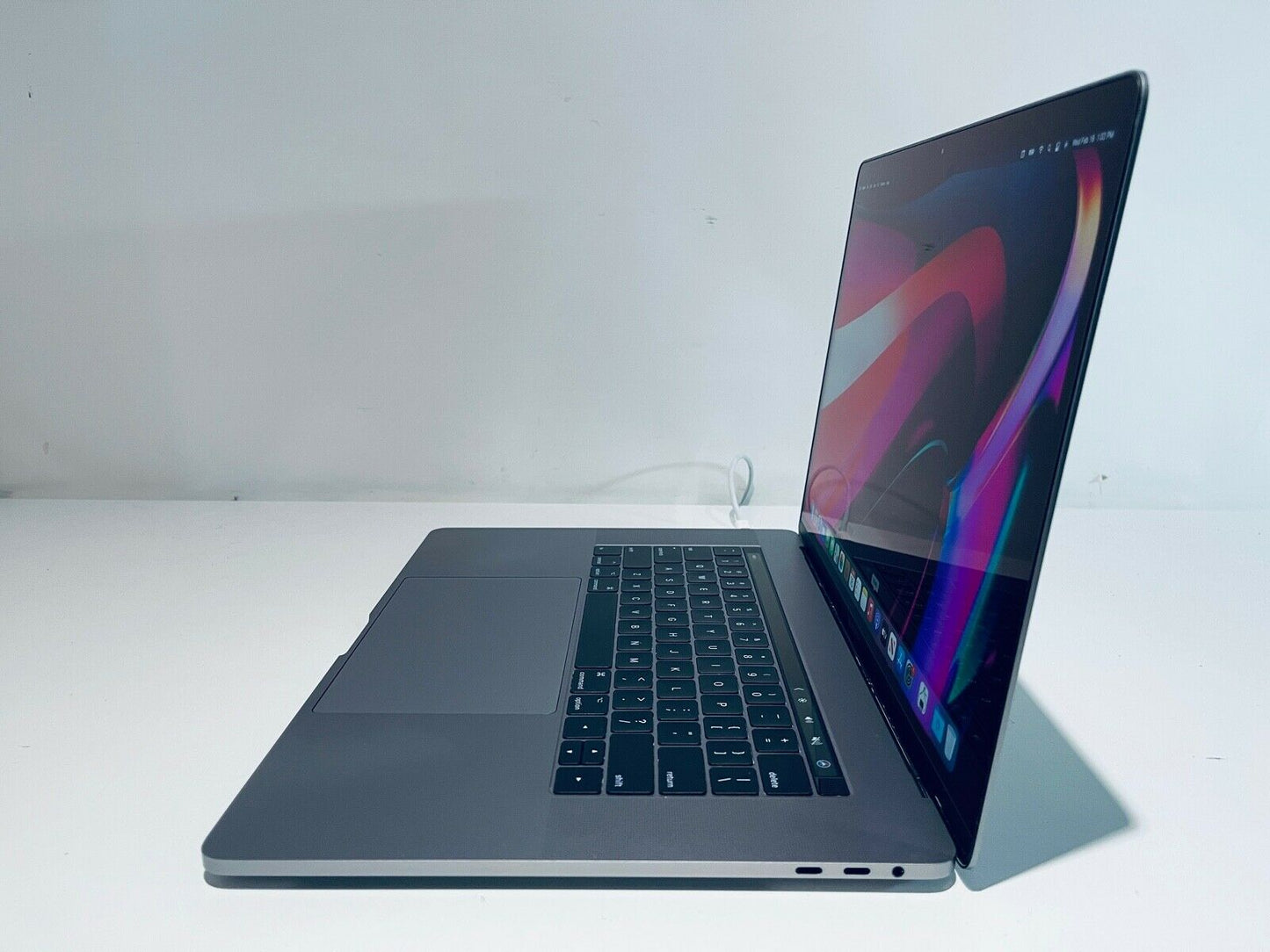 Apple MacBook Pro Retina 15" 2016 Touch Bar ID i7 Quad Core 2.6Ghz 16GB 2TB SSD