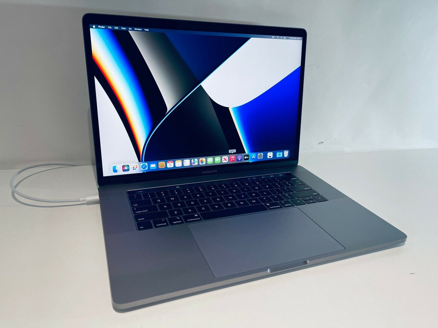 Apple MacBook Pro Retina 15" 2019 Touch Bar i7 6-Core 2.6Ghz 32GB 2TB SSD