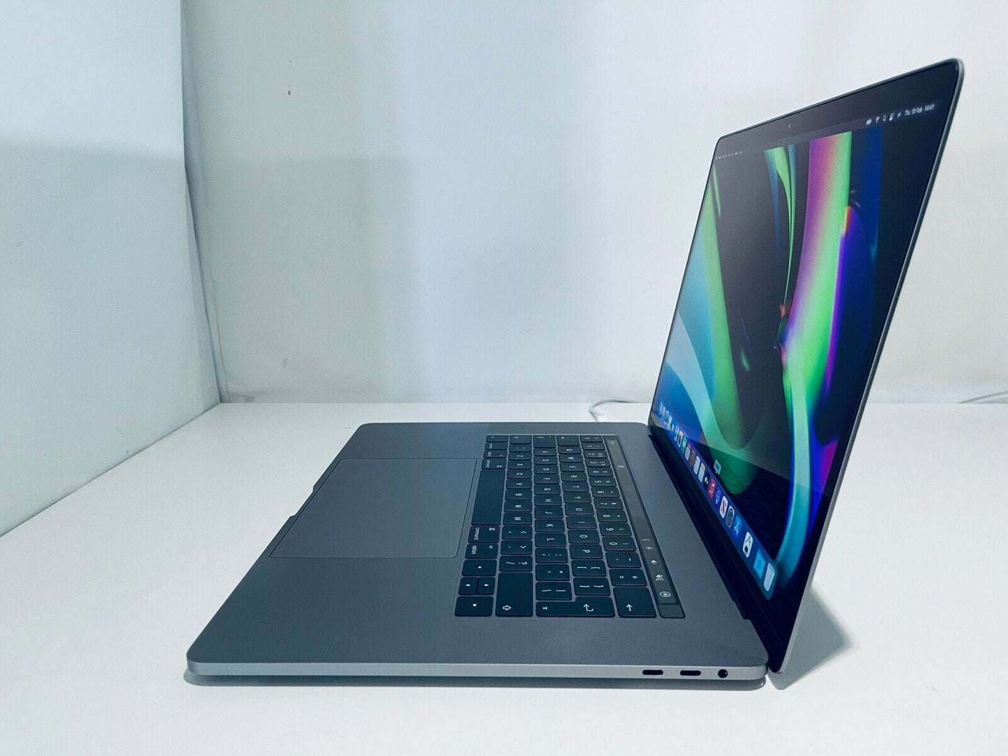 Apple MacBook Pro 15" Touch Bar ID i7 Quad Core 2.9Ghz 16GB 512GB