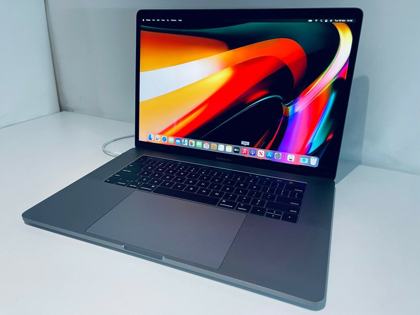 Apple MacBook Pro Retina 15" 2019 Touch Bar i7 6-Core 2.6Ghz 16GB 2TB SSD