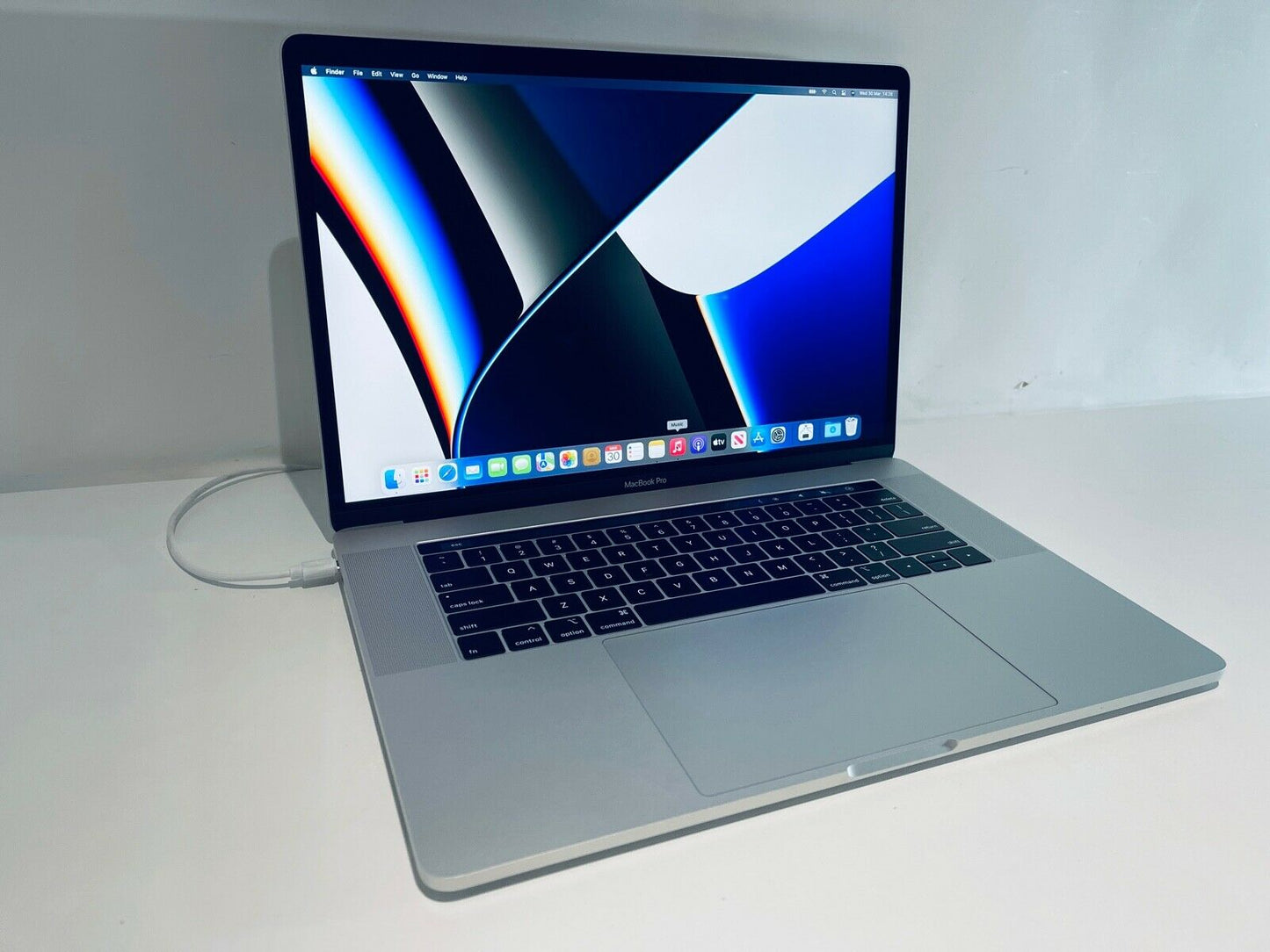 Apple MacBook Pro Retina 15" 2019 Touch Bar i7 6-Core 2.6Ghz 16GB 2TB SSD