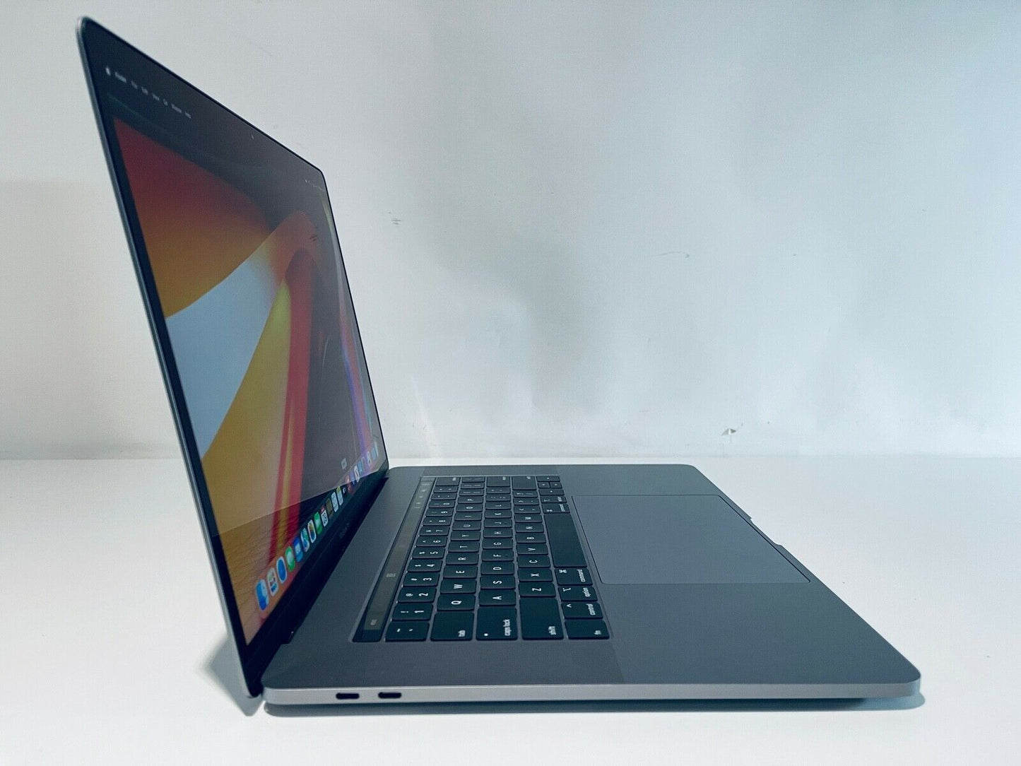 Apple MacBook Pro Retina 15" 2019 Touch Bar i7 6-Core 2.6Ghz 16GB 2TB SSD