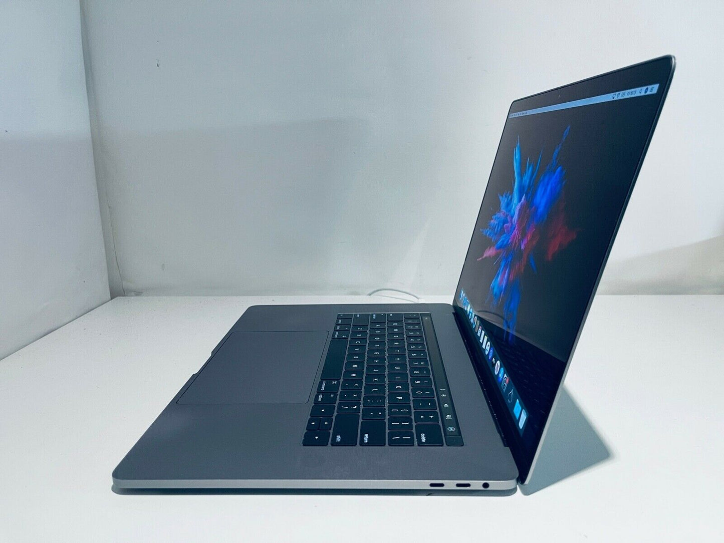 Apple MacBook Pro 15" 2016 Touch Bar ID i7 Quad Core 2.6Ghz 16GB 256GB SSD