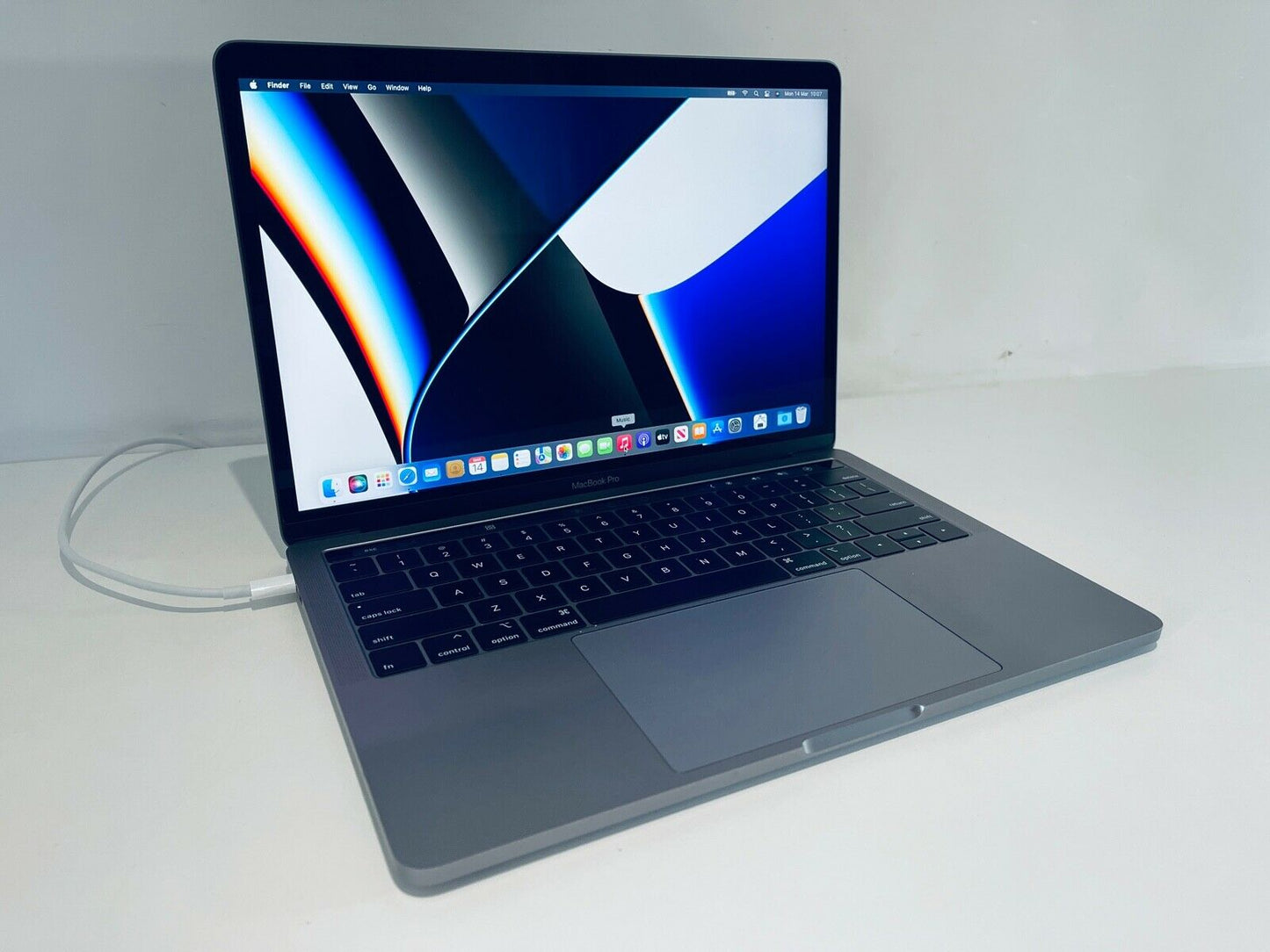 Apple MacBook Pro 13" 2018 Touch Bar, Intel Quad Core i7 2.7Ghz 16GB 2TB SSD