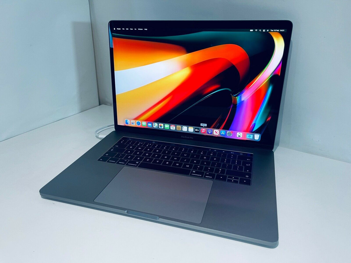 Apple MacBook Pro Retina 15" 2016 Touch Bar ID i7 Quad Core 2.6Ghz 16GB 256GB SSD