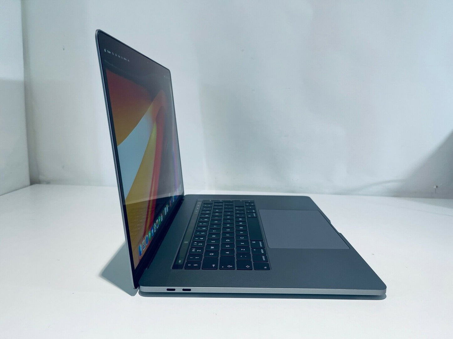 Apple MacBook Pro Retina 15" 2016 Touch Bar ID i7 Quad Core 2.6Ghz 16GB 256GB SSD