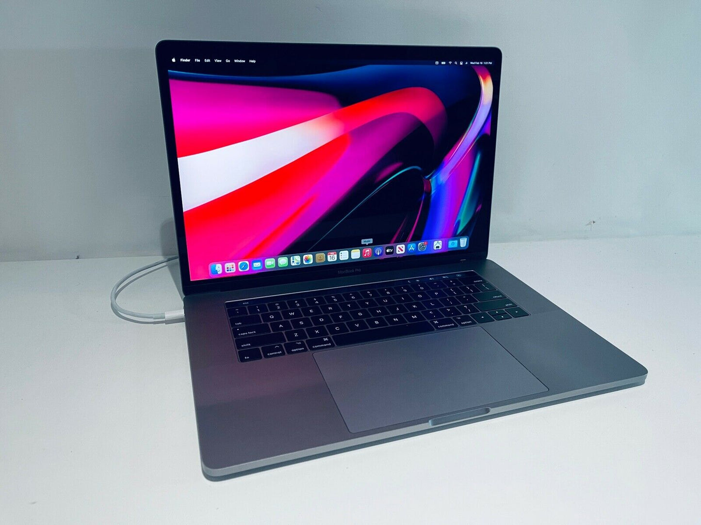 Apple MacBook Pro Retina 15" 2016 Touch Bar ID i7 Quad Core 2.6Ghz 16GB 2TB SSD