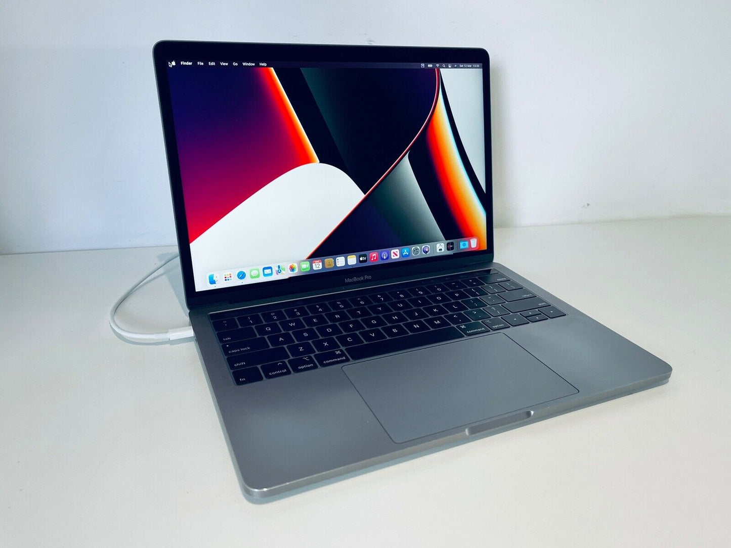 Apple MacBook Pro 13" 2018 Touch Bar ID Intel Quad Core i7 2.7Ghz 16GB 2TB SSD