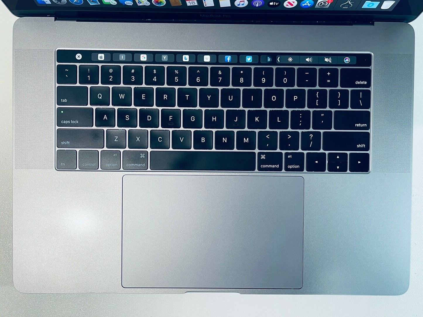 Apple MacBook Pro 15" 2016 Touch Bar ID i7 Quad Core 2.6Ghz 16GB 256GB SSD