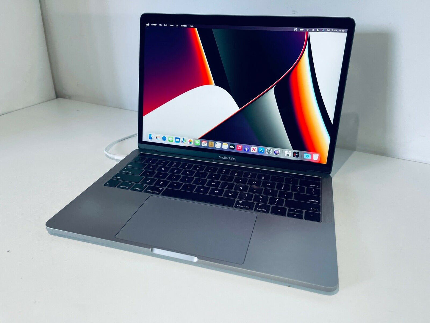 Apple MacBook Pro 13" 2018 Touch Bar ID Intel Quad Core i7 2.7Ghz 16GB 2TB SSD