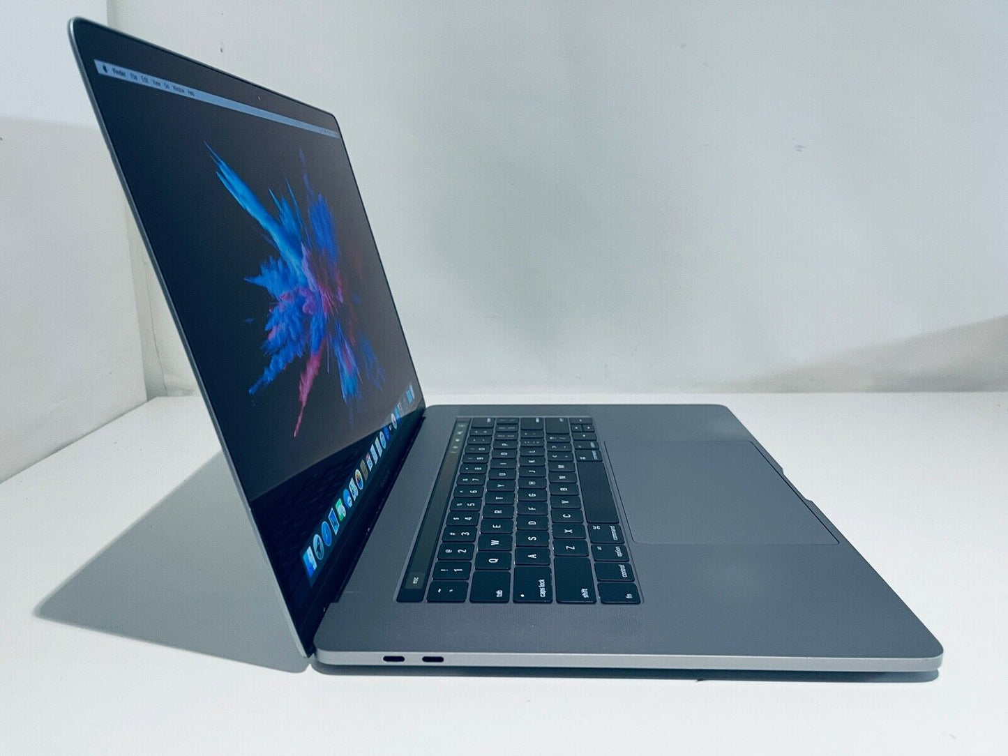 Apple MacBook Pro 15" 2016 Touch Bar ID i7 Quad Core 2.6Ghz 16GB 256GB SSD