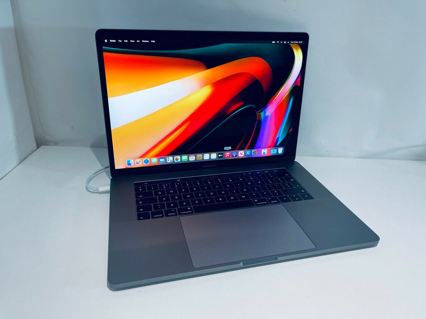 Apple MacBook Pro Retina 15" 2016 Touch Bar ID i7 Quad Core 2.6Ghz 16GB 256GB SSD