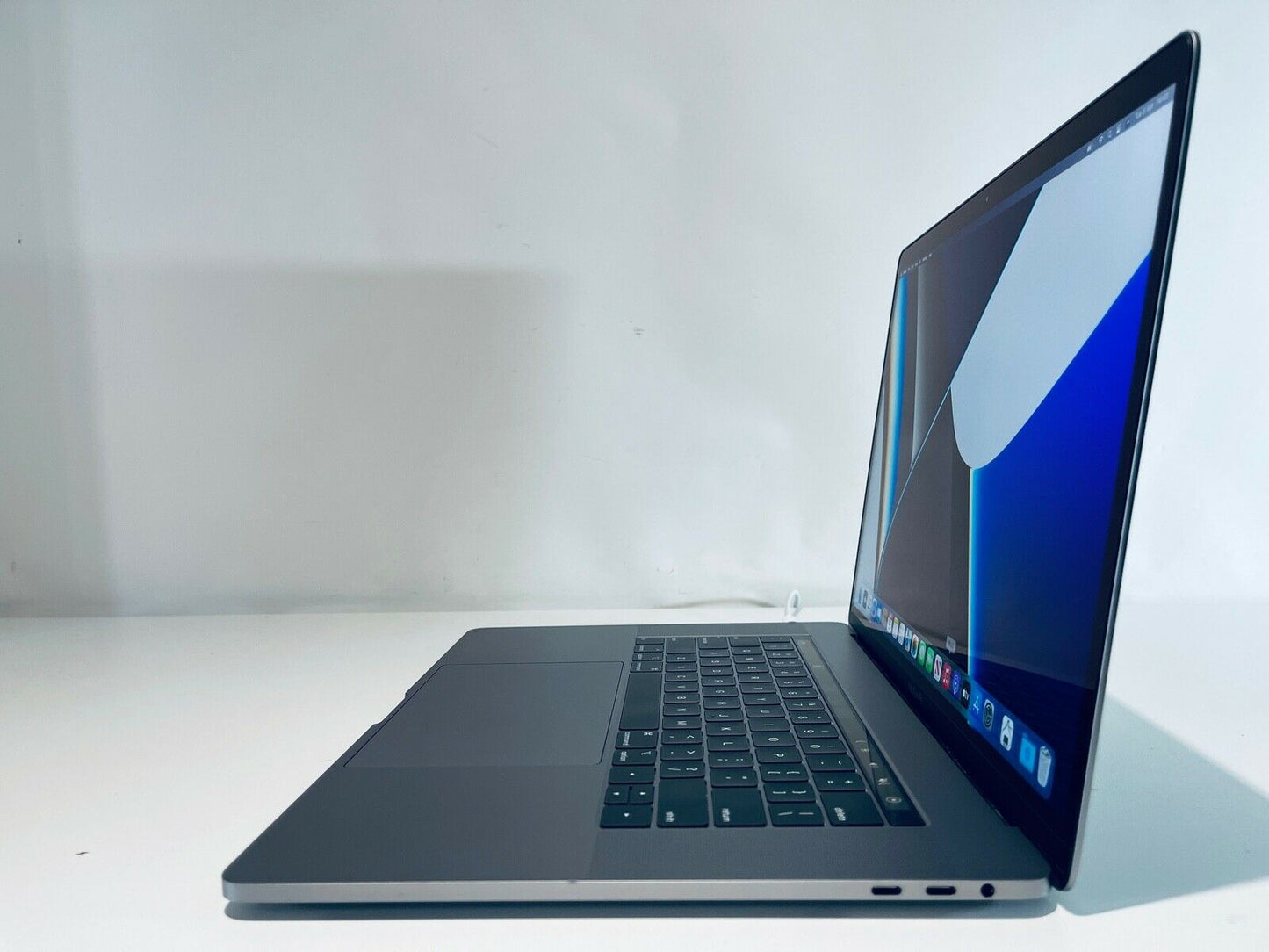 Apple MacBook Pro Retina 15" 2019 Touch Bar i7 6-Core 2.6Ghz 32GB 2TB SSD