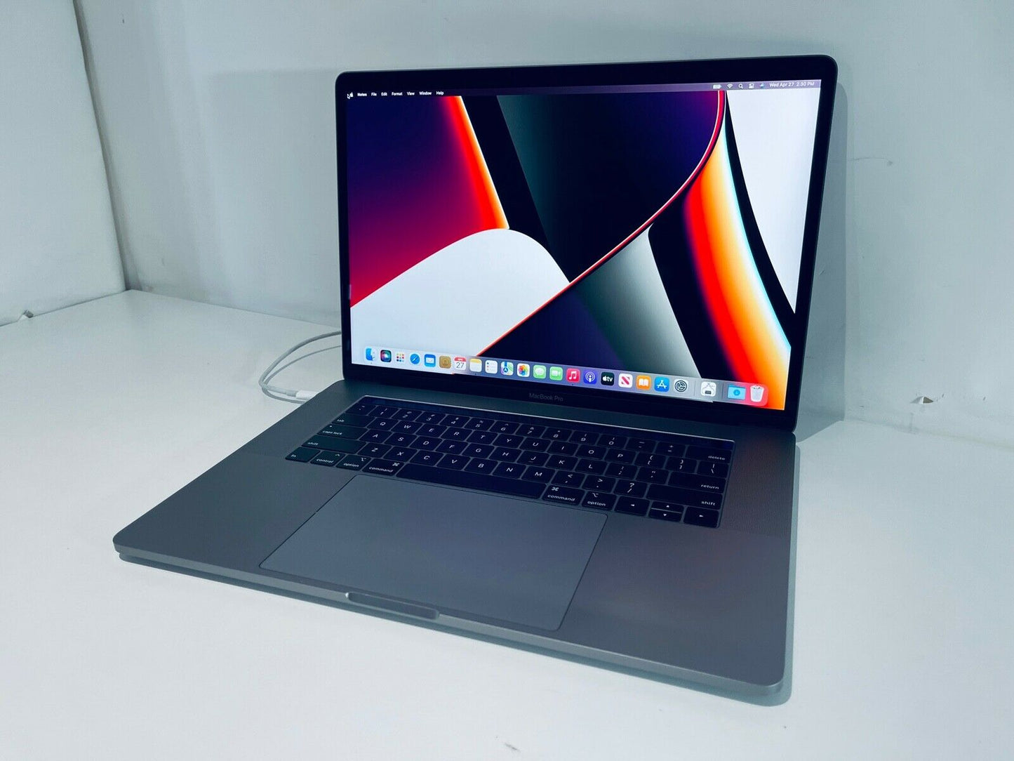 Apple MacBook Pro 15" 2018 Touch Bar ID i7 6-Core 2.2Ghz 32GB 2TB SSD