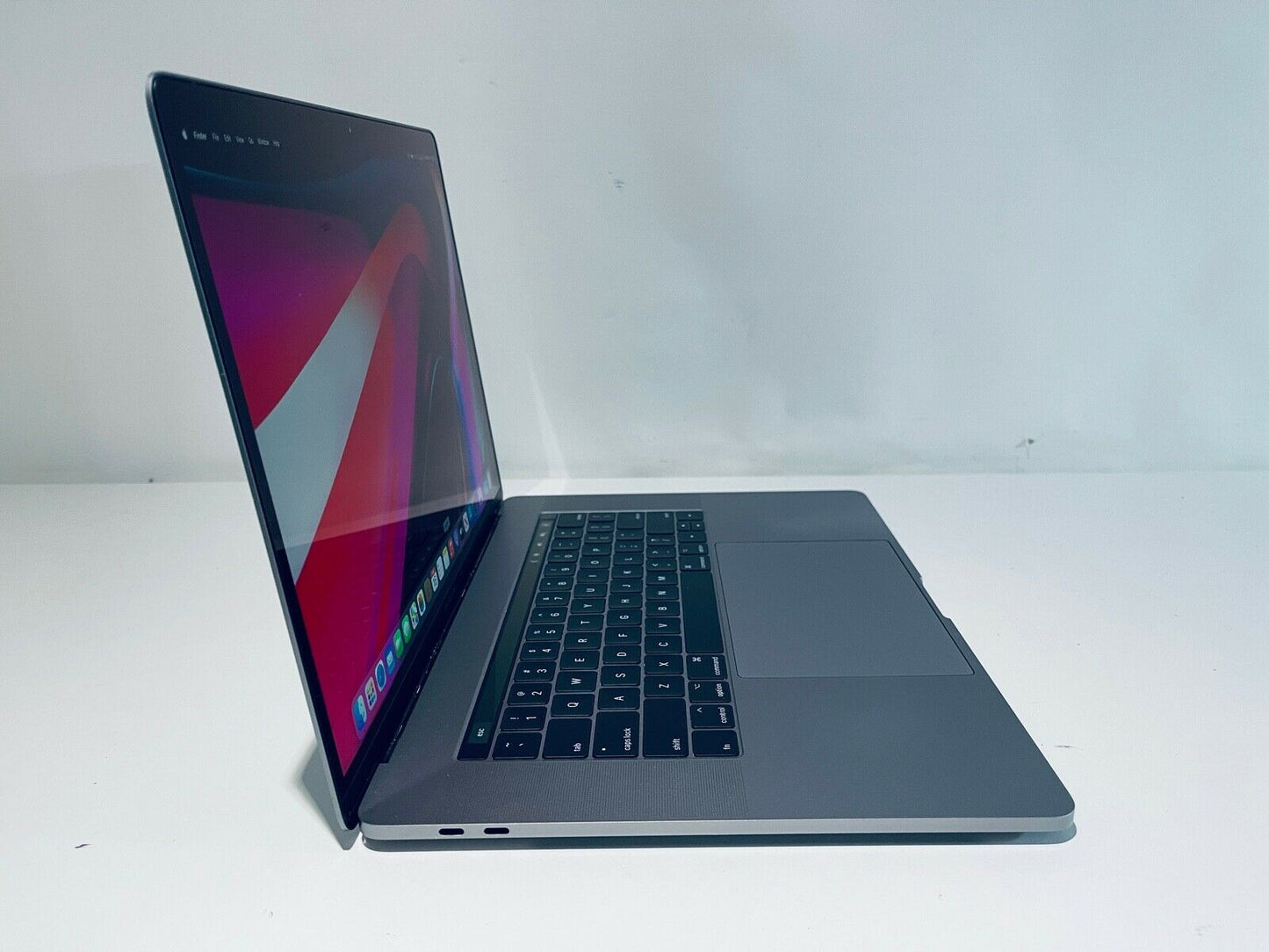 Apple MacBook Pro Retina 15" 2016 Touch Bar ID i7 Quad Core 2.6Ghz 16GB 2TB SSD