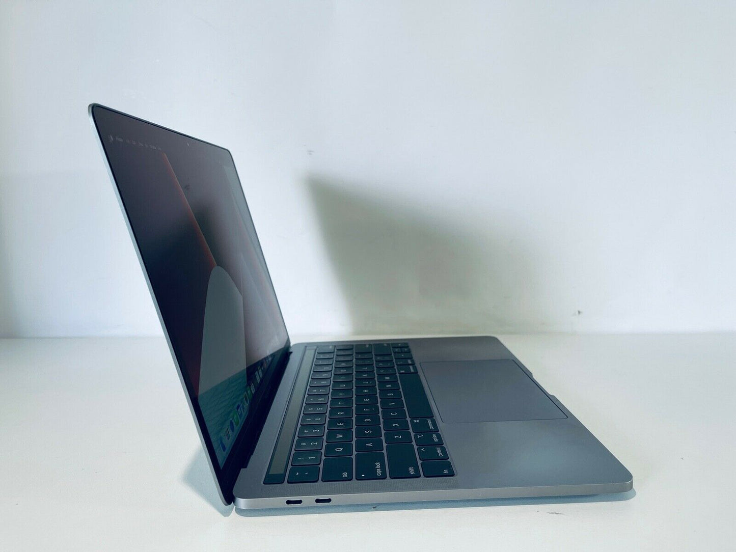 Apple MacBook Pro 13" 2018 Touch Bar ID Intel Quad Core i7 2.7Ghz 16GB 2TB SSD