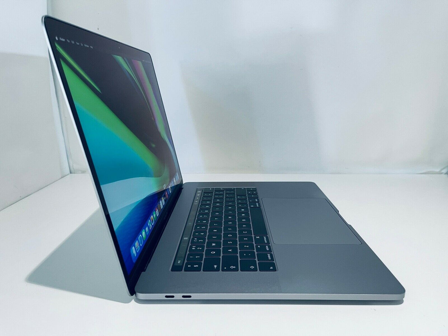 Apple MacBook Pro 15" Touch Bar ID i7 Quad Core 2.9Ghz 16GB 512GB