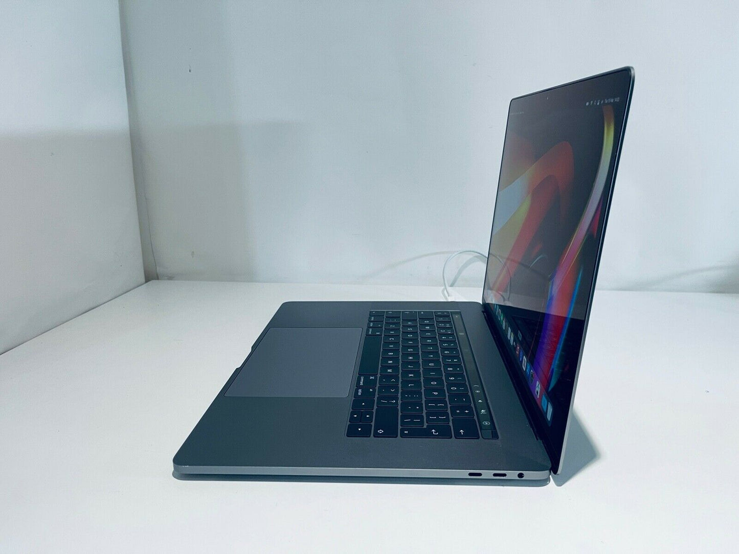 Apple MacBook Pro Retina 15" 2016 Touch Bar ID i7 Quad Core 2.6Ghz 16GB 256GB SSD