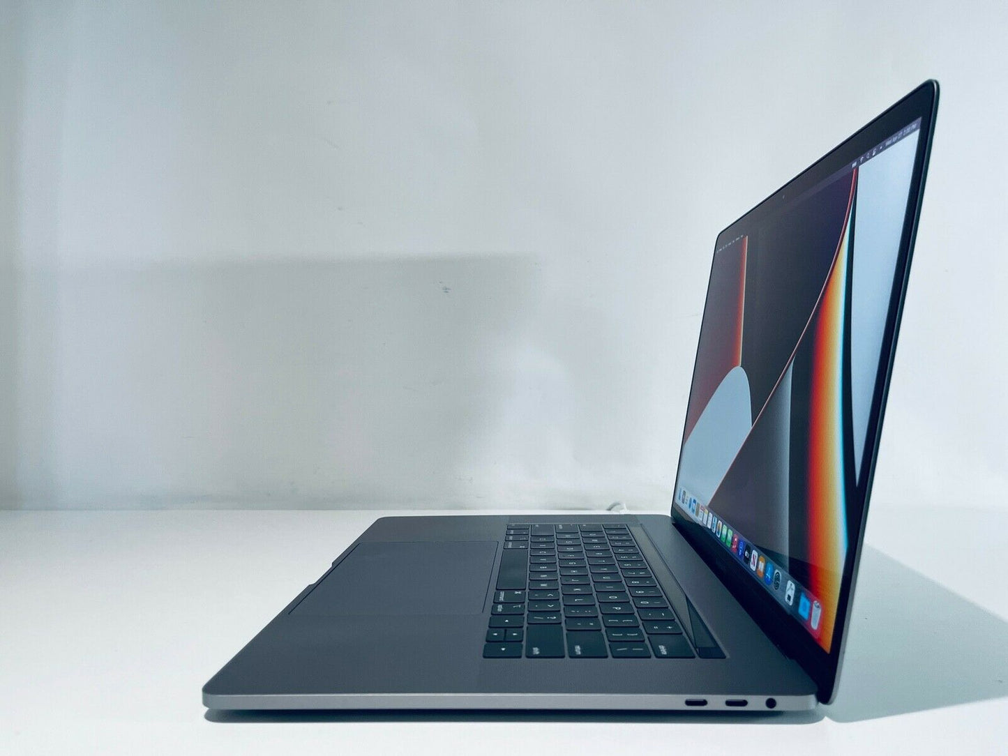 Apple MacBook Pro 15" 2018 Touch Bar ID i7 6-Core 2.2Ghz 32GB 2TB SSD