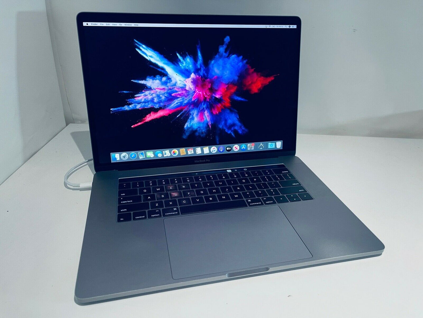 Apple MacBook Pro 15" 2016 Touch Bar ID i7 Quad Core 2.6Ghz 16GB 256GB SSD