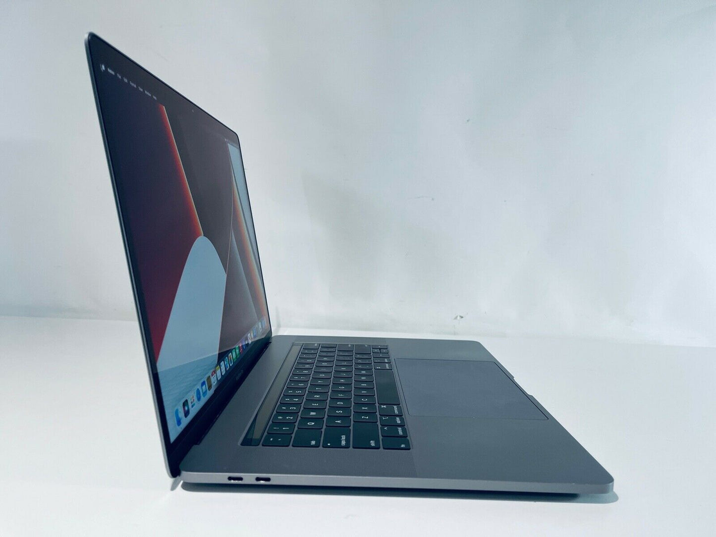 Apple MacBook Pro 15" 2018 Touch Bar ID i7 6-Core 2.2Ghz 32GB 2TB SSD