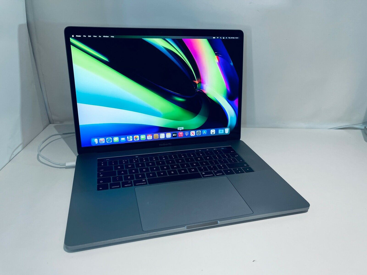 Apple MacBook Pro 15" Touch Bar ID i7 Quad Core 2.9Ghz 16GB 512GB