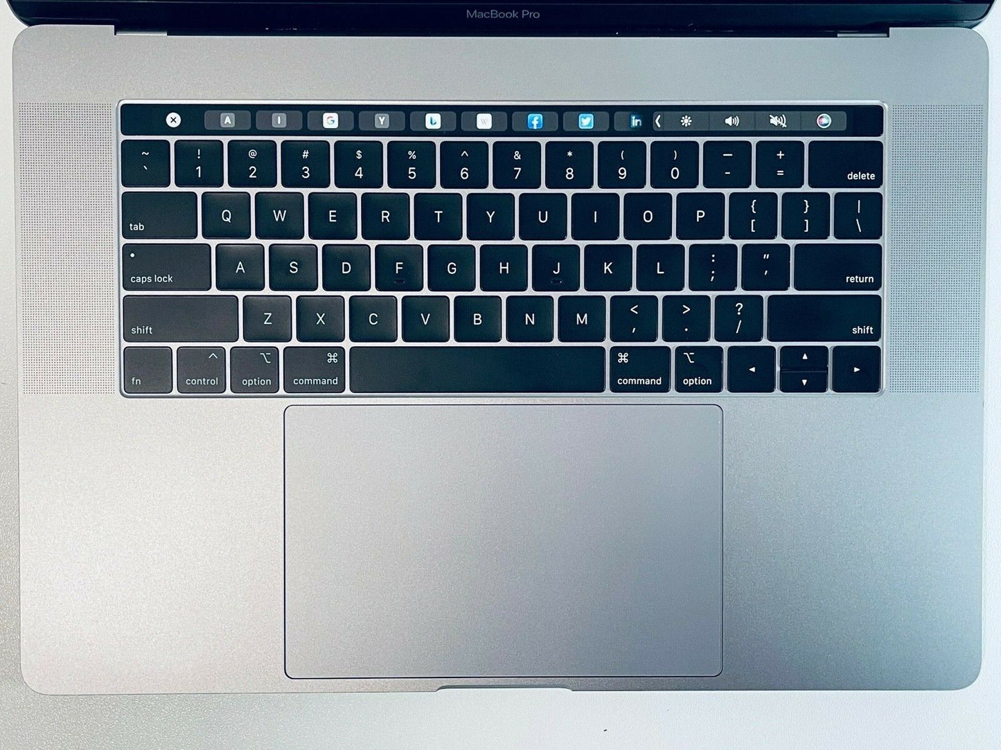 Apple MacBook Pro Retina 15" 2019 Touch Bar i7 6-Core 2.6Ghz 32GB 2TB SSD