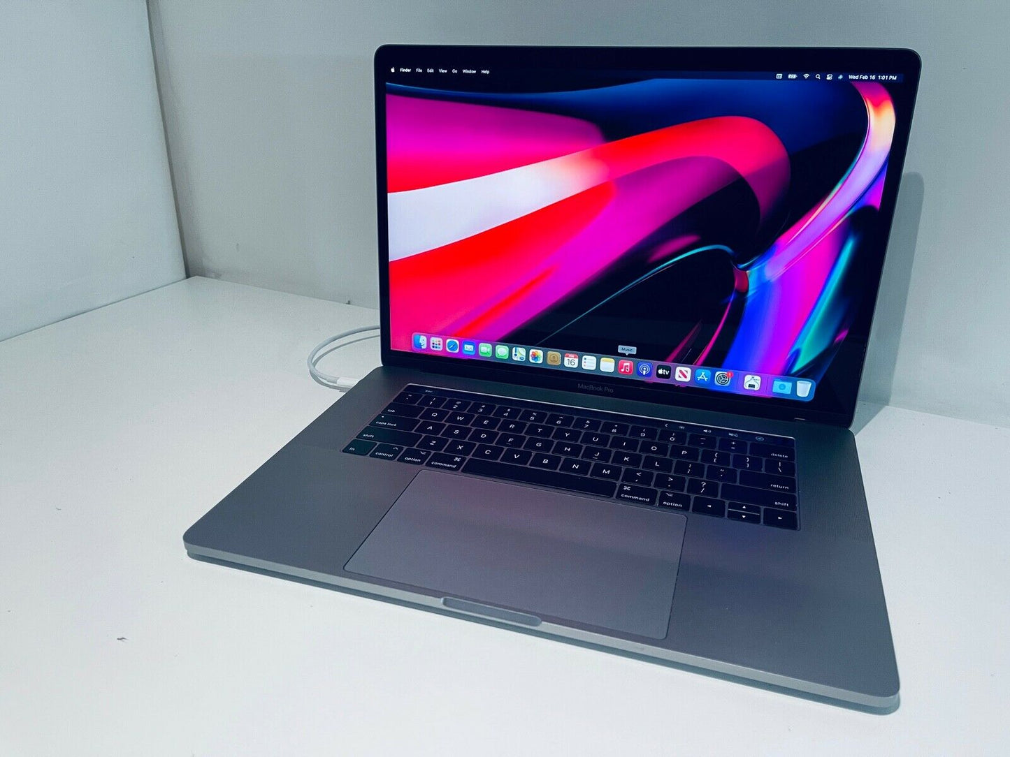 Apple MacBook Pro Retina 15" 2016 Touch Bar ID i7 Quad Core 2.6Ghz 16GB 2TB SSD