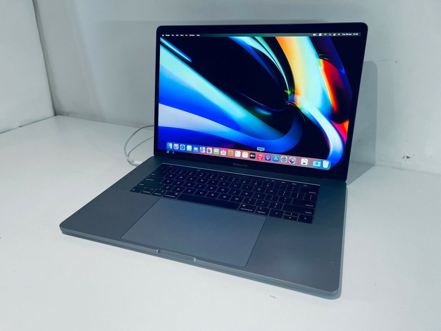 Apple MacBook Pro Retina 15" 2019 Touch Bar i7 6-Core 2.6Ghz 16GB 2TB SSD