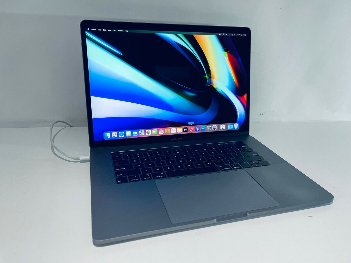 Apple MacBook Pro Retina 15" 2019 Touch Bar i7 6-Core 2.6Ghz 16GB 2TB SSD