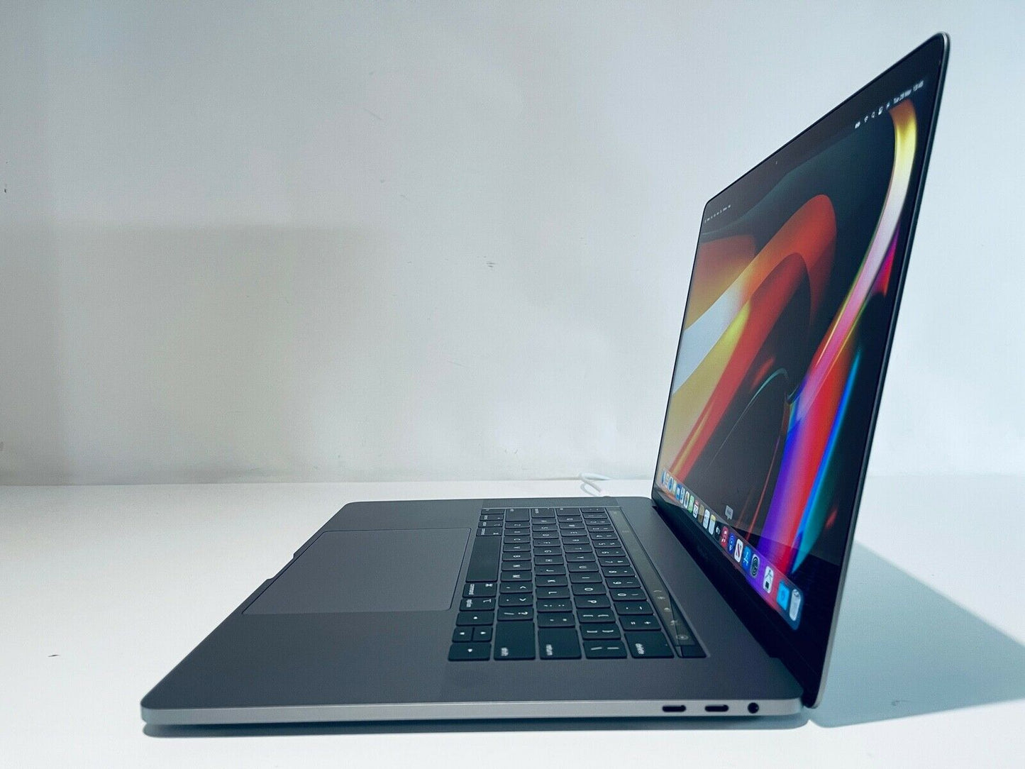 Apple MacBook Pro Retina 15" 2019 Touch Bar i7 6-Core 2.6Ghz 16GB 2TB SSD