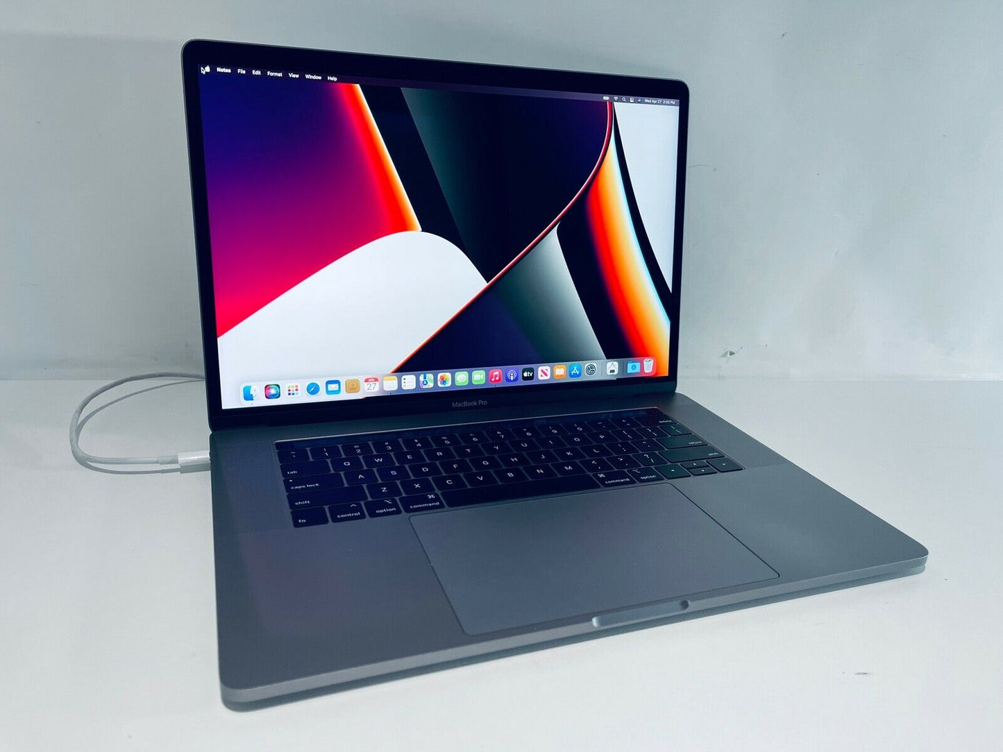 Apple MacBook Pro 15" 2018 Touch Bar ID i7 6-Core 2.2Ghz 32GB 2TB SSD